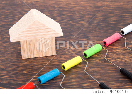 住宅塗装(住宅とカラフルな塗装ローラー) 住宅塗装(住宅とカラフルな塗装ローラー) 90100535