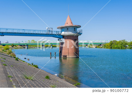 江戸川の金町浄水場取水塔 90100772