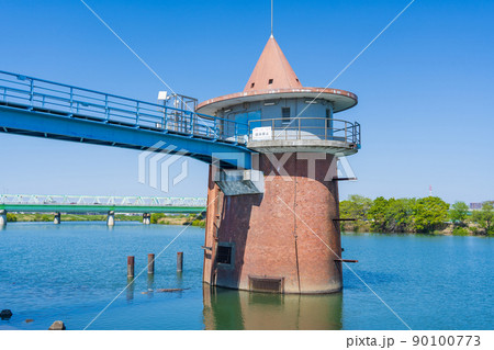 江戸川の金町浄水場取水塔 90100773