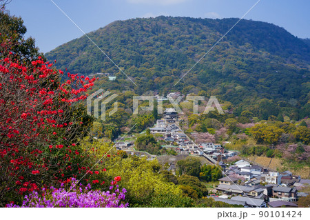 琴平公園から望む春の金刀比羅宮(香川県琴平町) 90101424