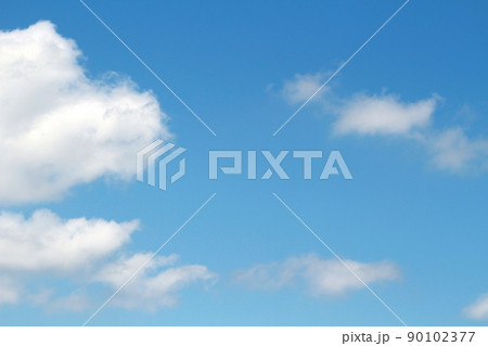 複数の白い雲と初夏の青空 90102377