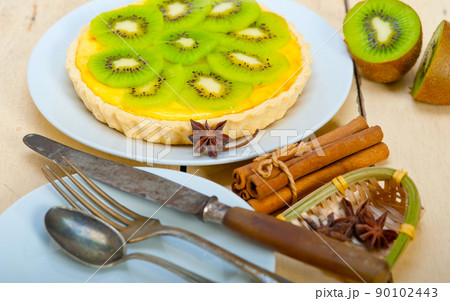 kiwi  pie tart and spices 90102443