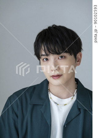 メイクをした若い男性　ポートレート　 90102593