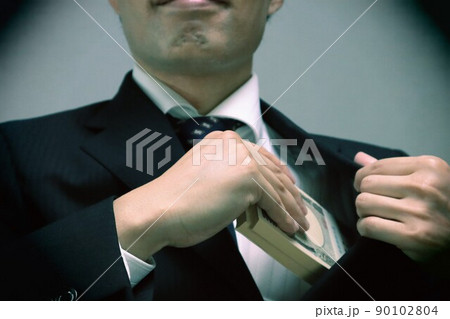 札束をポケットに入れるビジネスマン 90102804