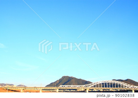 岐阜市、金華山と忠節橋の風景 90102838