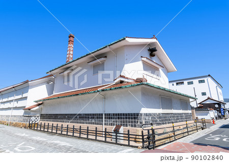 広島県東広島市　快晴の酒都西条の町並み 90102840