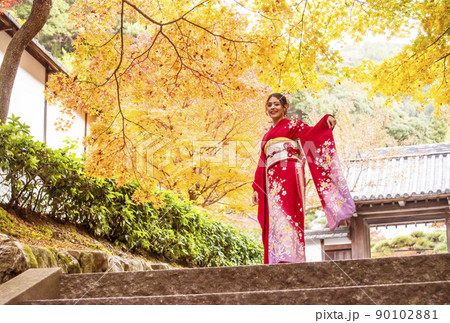 着物で観光する外国人　着物で京都観光　紅葉と外国人旅行者　インバウンド　イメージ素材 90102881
