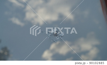 エアガンによる弾痕のある窓ガラス 90102885