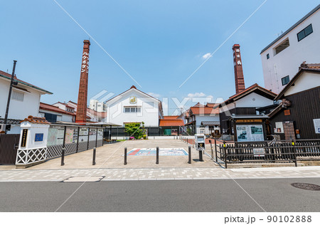 広島県東広島市　快晴の酒都西条の町並み 90102888