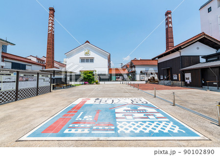 広島県東広島市　快晴の酒都西条の町並み 90102890