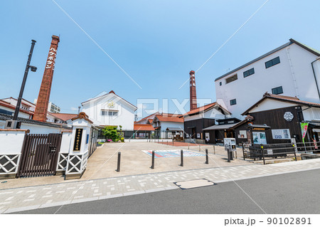 広島県東広島市 快晴の酒都西条の町並み 広島県東広島市 快晴の酒都西条の町並み 90102891