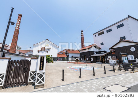 広島県東広島市　快晴の酒都西条の町並み 90102892