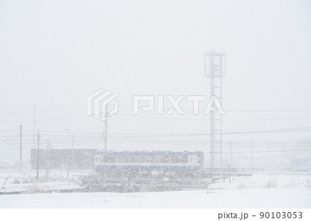 【のと鉄道】吹雪の中を駆け抜ける列車 90103053