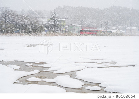 【JR西日本】雪景色を駆ける観光列車 90103054