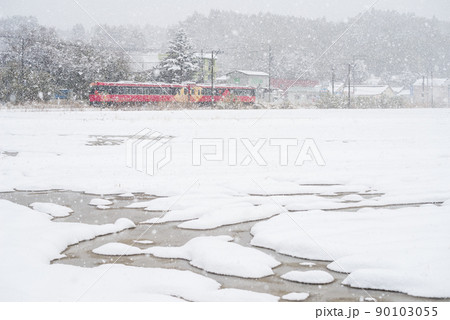 【JR西日本】雪景色を駆ける観光列車 90103055