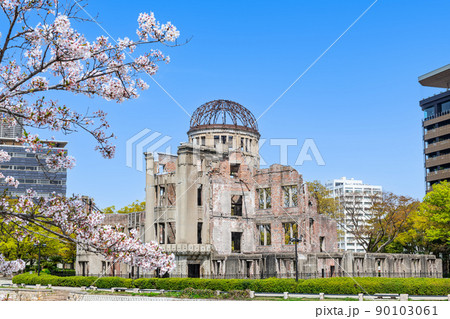 広島県広島市　満開の桜と原爆ドーム 90103061