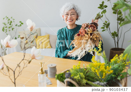 グレイヘアの女性 ライフスタイル グレイヘアの女性 ライフスタイル 90103437
