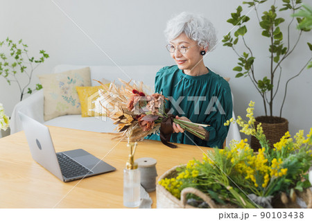 グレイヘアの女性 ライフスタイル グレイヘアの女性 ライフスタイル 90103438