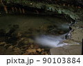 新緑の梅ヶ瀬渓谷、小さな滝より 90103884