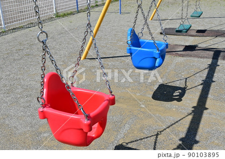 公園にある遊具　ブランコ 90103895