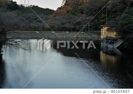 鎌北湖とダムの堤体 鎌北湖とダムの堤体 90105697
