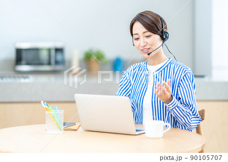 リビングでオンラインセミナーを受けるミドル女性 90105707
