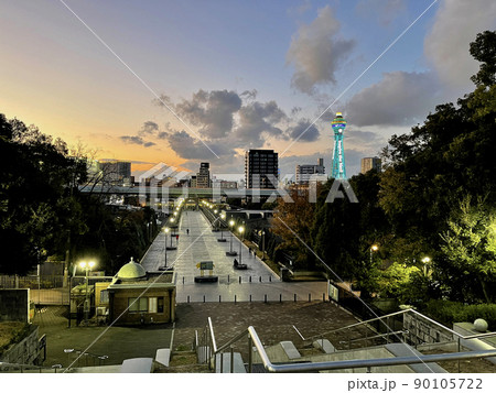 大阪市立美術館から西側を望む 通天閣や夕焼けが見える。 大阪市立美術館から西側を望む 通天閣や夕焼けが見える。 90105722