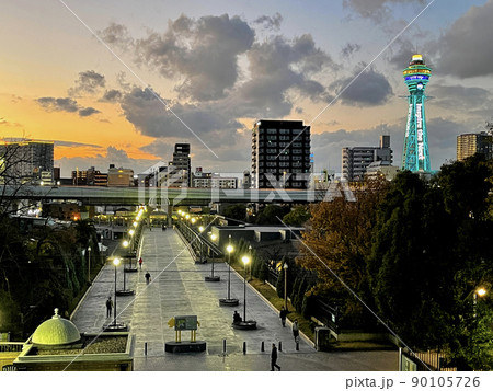 大阪市立美術館から西側を望む 通天閣や夕焼けが見える。 大阪市立美術館から西側を望む 通天閣や夕焼けが見える。 90105726