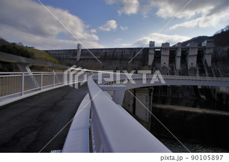 展望通路からの日吉ダムの堤体 90105897
