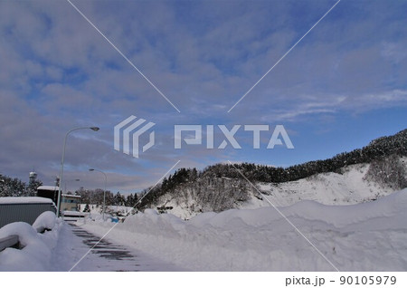 降雪した広野ダムの天端 90105979