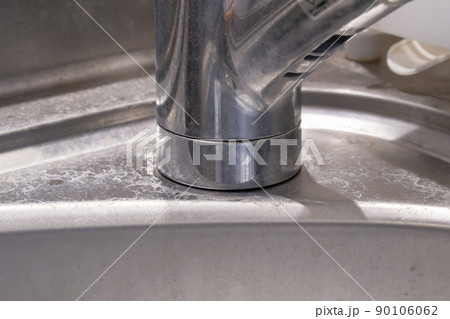 キッチンの水道の水垢 90106062