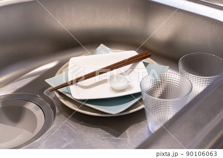 シンクの中の洗い物 皿 90106063