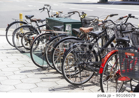 歩道にとめられた違法駐輪 歩道にとめられた違法駐輪 90106079