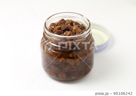 ガラス瓶に入ったドライフルーツの洋酒漬け ガラス瓶に入ったドライフルーツの洋酒漬け 90106242