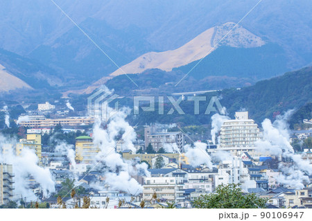別府鉄輪の湯けむり 90106947