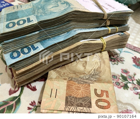 Close-up on pretty 50 and 100 Brazilian money banknotes Close-up on pretty 50 and 100 Brazilian money banknotes 90107164