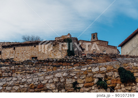 View of the historic town of Atienza with stone houses 90107269