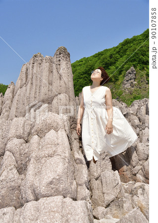 初夏の北海道せたな町で女性のポートレートを撮影 初夏の北海道せたな町で女性のポートレートを撮影 90107858