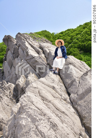初夏の北海道せたな町で女性のポートレートを撮影 90107866