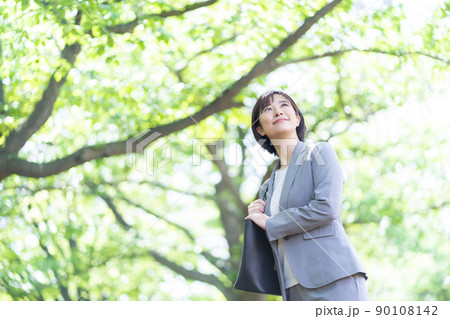 スーツの女性　ビジネスウーマン 90108142