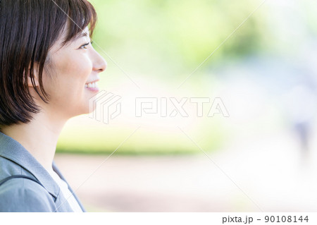 スーツの女性 ビジネスウーマン スーツの女性 ビジネスウーマン 90108144