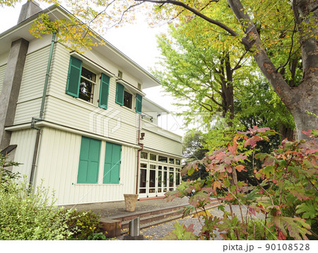 異国情緒漂う神奈川県横浜市山手の西洋館の晩秋（紅葉） 90108528