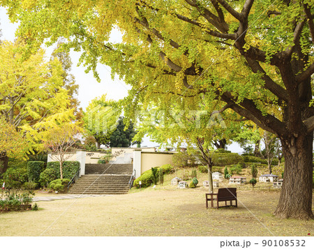 異国情緒漂う神奈川県横浜市山手の西洋館の晩秋（紅葉） 90108532