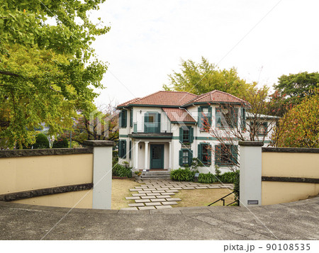 異国情緒漂う神奈川県横浜市山手の西洋館の晩秋（紅葉） 90108535