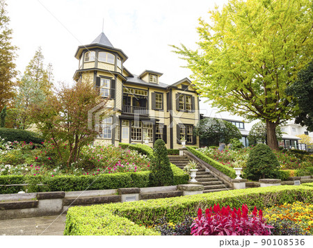 異国情緒漂う神奈川県横浜市山手の西洋館の晩秋（紅葉） 90108536