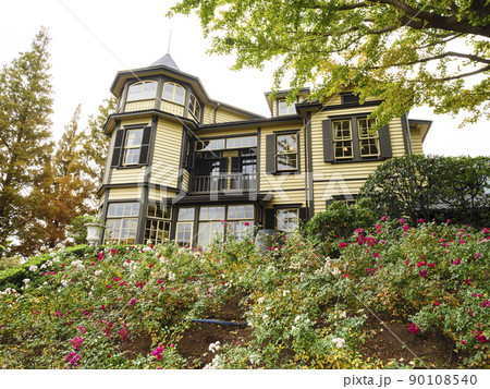 異国情緒漂う神奈川県横浜市山手の西洋館の晩秋（紅葉） 90108540