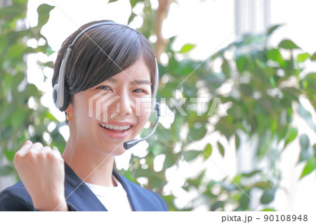 ガッツポーズのオペレーター女性_クローズアップ1 ガッツポーズのオペレーター女性_クローズアップ1 90108948