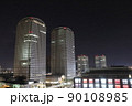 ホテルの窓から見える京浜幕張の夜景 90108985