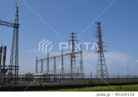 屋外変電設備と送電塔 90109128