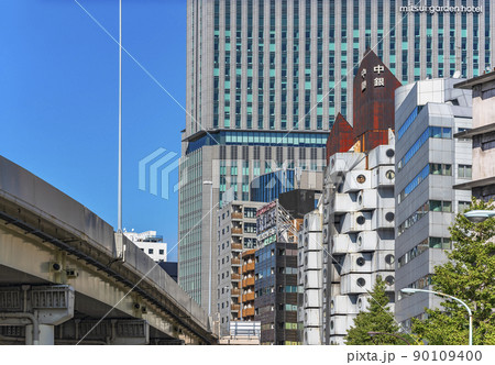 [東京・新橋] 三井ガーデンホテルズに見下ろされる黒川紀章の中銀カプセルタワービル。 90109400